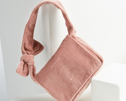 CIRCULAR FASHION: FROM RECYCLED FABRICS TO DURABLE WOMEN'S ACCESSORIES