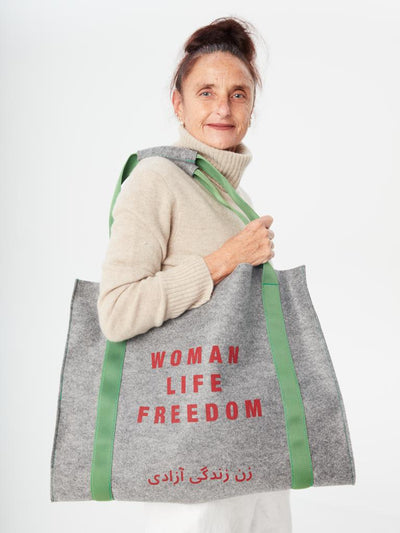 Maxi Shopping Beg in tessuto rigenerato Re-flag Regenesi Woman Life Freedom Michela Gattermayer