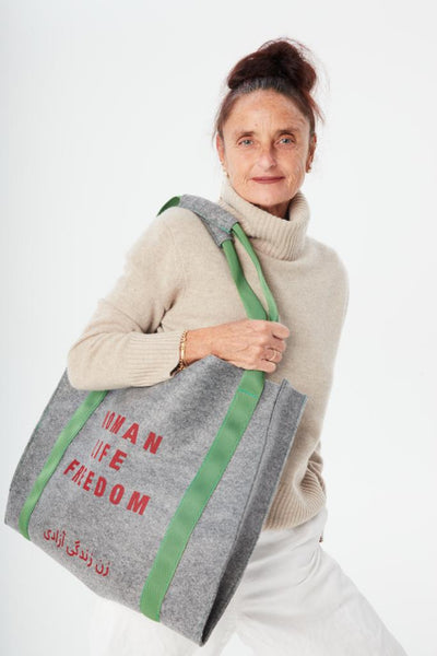 Maxi Shopping Beg in tessuto rigenerato Re-flag Regenesi Woman Life Freedom Michela Gattermayer