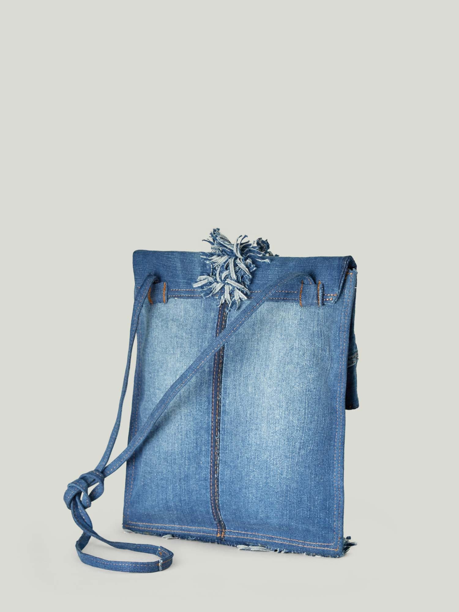 Borsa in denim rigenerato con frange Regenesi